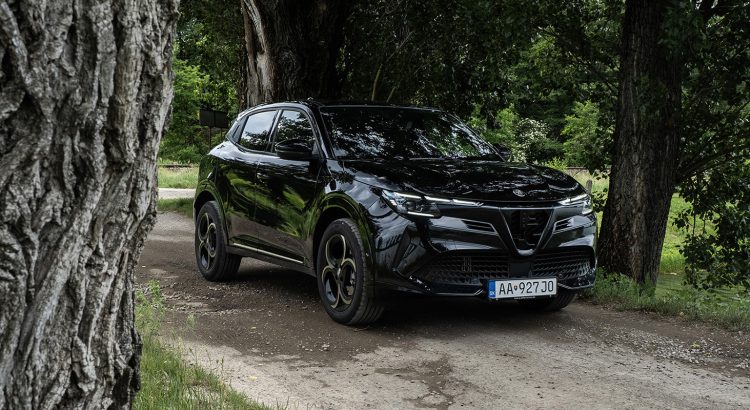 Test Alfa Romeo Junior Q4: Štvorkolka sa dá aj bez kardanu