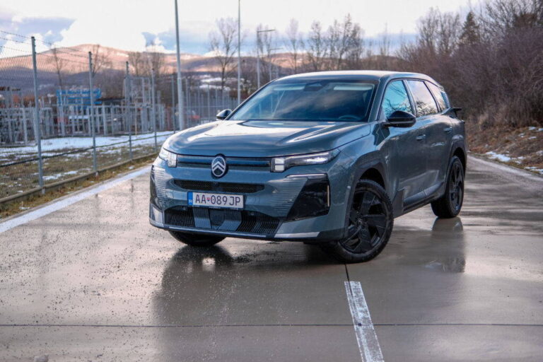 TEST Citroën C5 Aircross: Francúzsky obývačkový kráľ zahodil oblé tvary, no svoje najväčšie kúzlo si postrážil - AUTOVINY.sk
