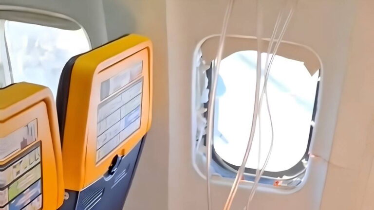 Muž sa zasekol v prasknutom okne Ryanairu. Problémy s motorom vo výške 4500 metrov