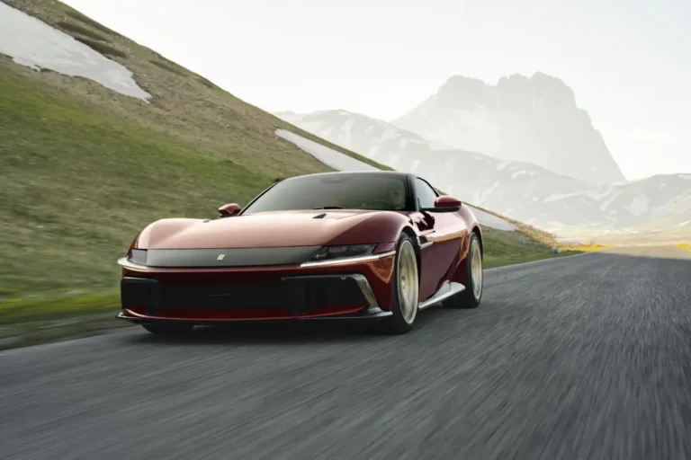 Ferrari 12Cilindri Manuale vracia do hry ikonickú otvorenú kulisu