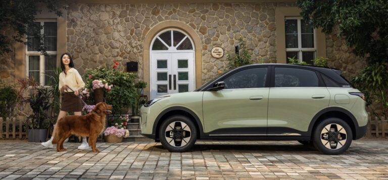Čínska automobilka uzavrela spoluprácu s dobre známym konkurentom. Prvú spoločnú fabriku majú v Španielsku