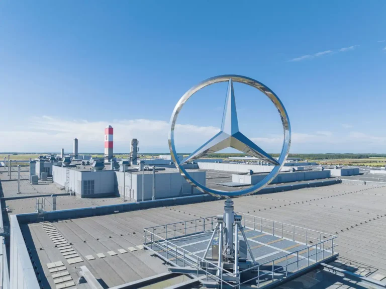 Nemecký priemysel upadá, najväčší závod Mercedesu sa rodí pri Slovensku