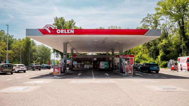 Tankovanie na diaľnici vás oberie o 16 eur pri jednej nádrži. Väčšina vodičov to aj tak ignoruje - AUTOVINY.sk