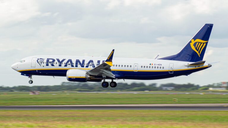 Dráma na palube Ryanair. Cestujúci mal po poškodení okna trčať hlavou z lietadla