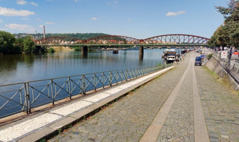 Toto nemá v Európe obdobu, heliport v Prahe bude plávať na rieke