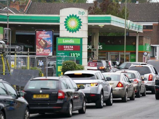 Čakali na benzín a dostali pokutu. Bizarnú prax preverujú britské úrady - Magazín - Auto - pravda.sk