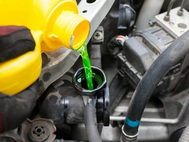 Na túto kvapalinu vodiči často zabúdajú. Počas 40 stupňových horúčav pritom môže zachrániť motor - Poradňa - Auto - pravda.sk