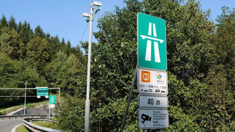 Slovinsko potichu vyberá poplatok 5,4 eura za každé auto. Brusel to ignoruje