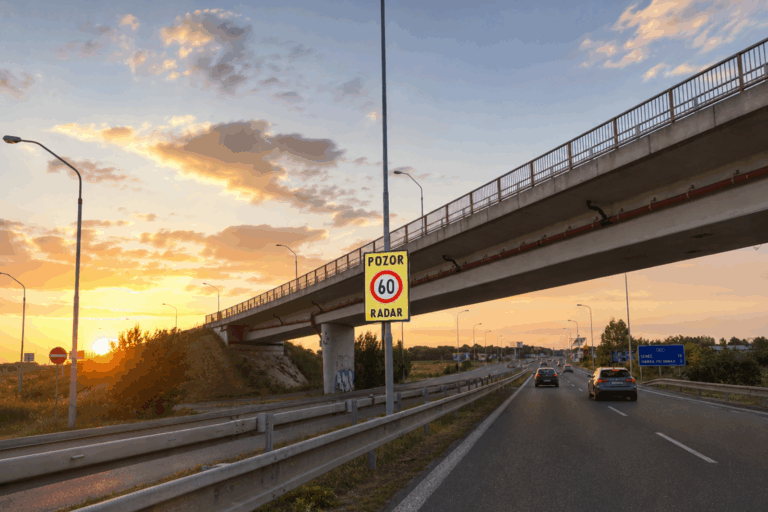 Mätúce dopravné značky: Ak je značka len vľavo, musíte spomaliť aj v pravom pruhu? - AUTOVINY.sk