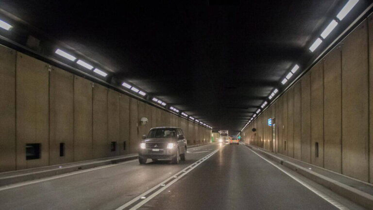 Muž prešiel 17 km tunelom cez plnú čiaru. Dostal doživotný zákaz šoférovania