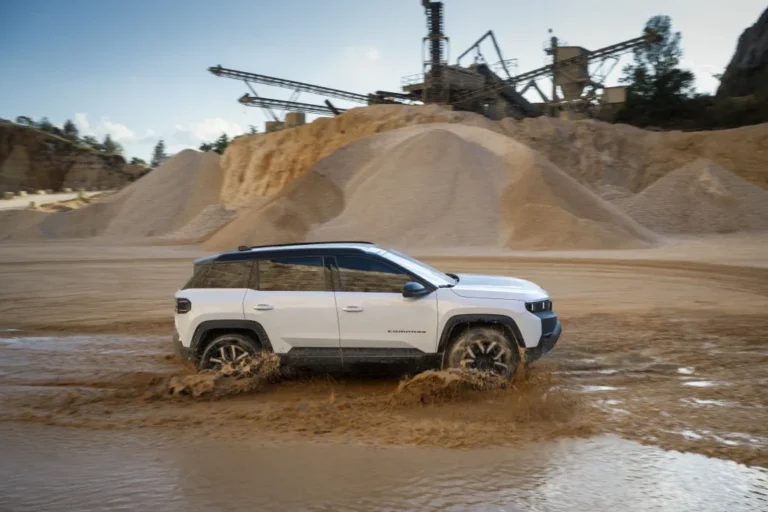 Nový Jeep Compass rozširuje ponuku: prichádza elektrická verzia 4xe s výkonom 375 koní a dojazdom vyše 600 km