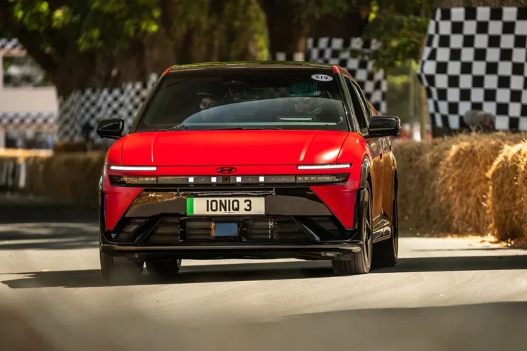 Hyundai IONIQ 3 zažiaril na festivale Goodwood. Nový elektromobil absolvoval premiéru na legendárnom kopci