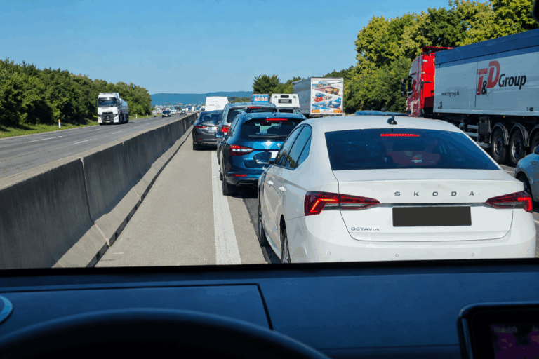 Rýchlejší pruh v kolóne existuje! Ktorý to je? Veda dala odpoveď - AUTOVINY.sk