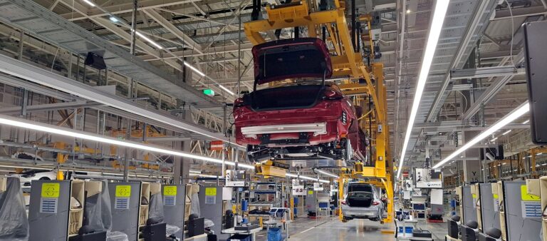 Navštívili sme najväčšiu fabriku v Maďarsku: Mercedes-Benz bude v Kecskeméte vyrábať obľúbené modely