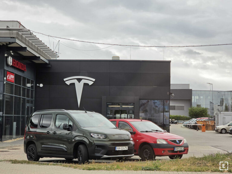 Lúpež v Gigafactory ako z akčného filmu: Zlodeji brali celé kamióny, Tesla im prakticky otvorila dvere dokorán