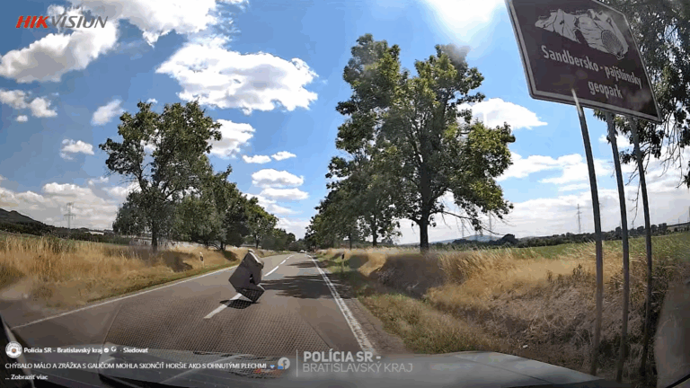 VIDEO: Neuveriteľná nehoda sa stala priamo pred očami policajtov, zachytila ju kamera - AUTOVINY.sk