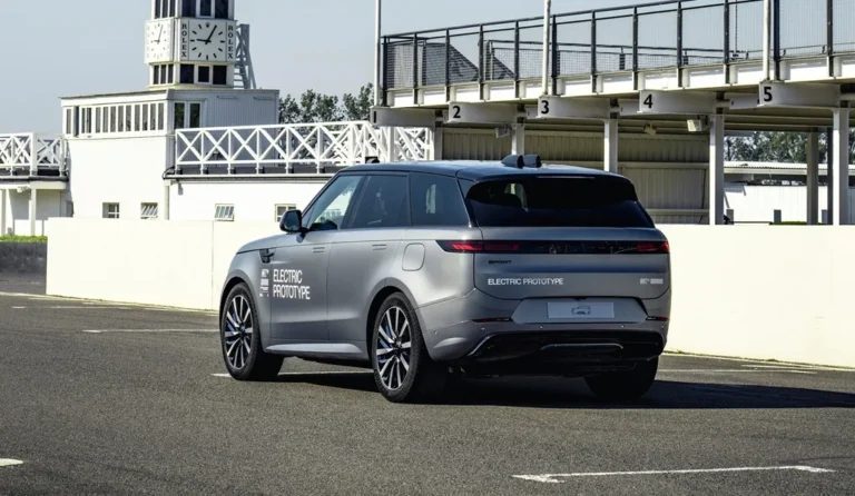 Range Rover Sport dostane elektrický pohon. Prvýkrát sa ukázal v pohybe