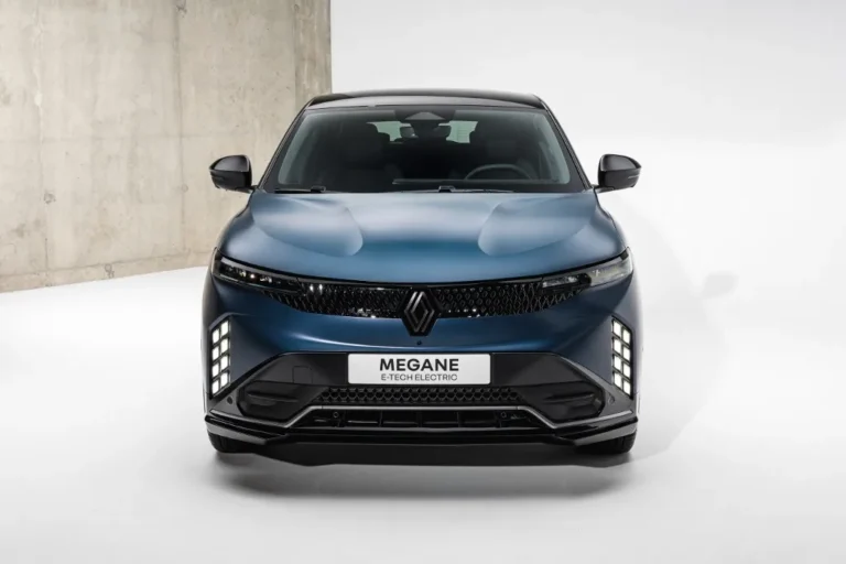 Renault Megane E-Tech electric prešiel modernizáciou. Má väčšiu batériu, rýchlejšie nabíjanie a inteligentnejší kokpit