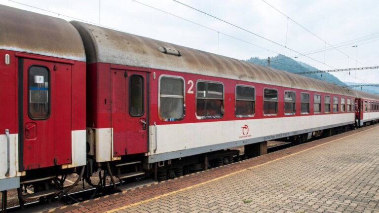 Vlaku vypadli dvere. Rušňovodič predtým išiel 230 km/h
