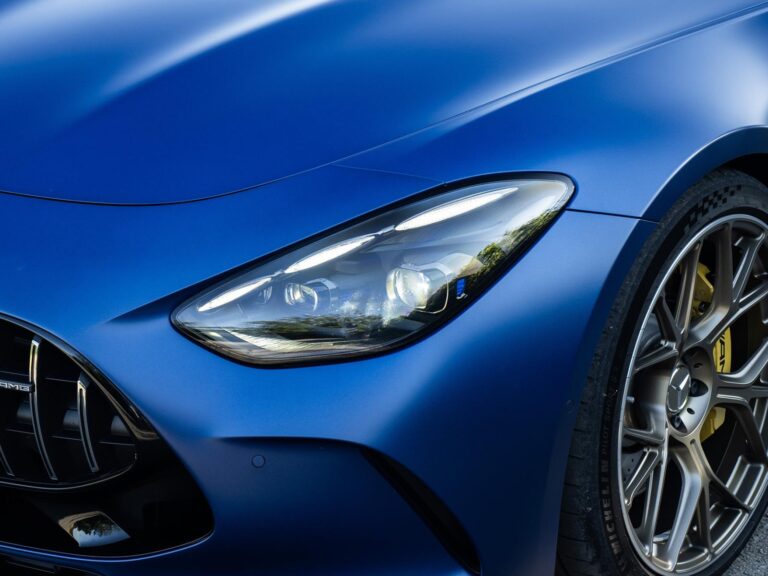 Mercedes-AMG má absurdný problém. Jeho logo vraj páli. Riešenie? Tričko, nie žaloba
