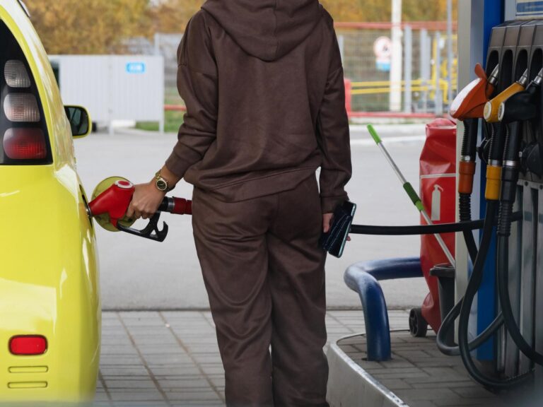 Američania platia za liter benzínu už 0,925 EUR, zareagovali dramatickým šetrením
