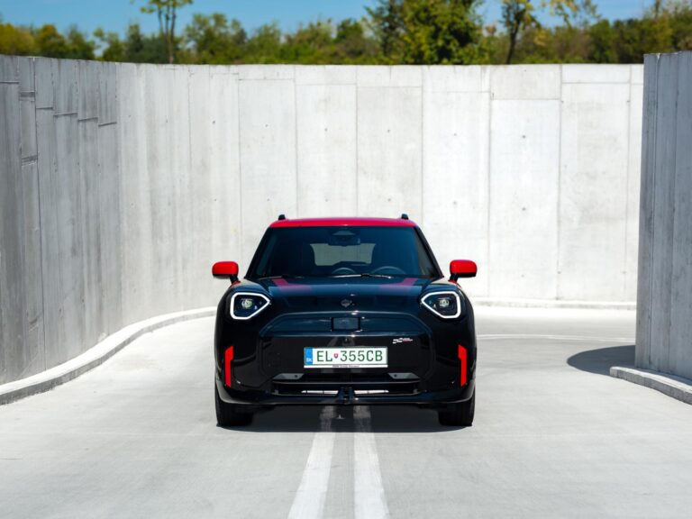 Test: MINI JCW Aceman E. Ďalší hyperaktívny Brit, ktorý sa toho nebojí