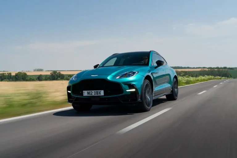 Váži 2,2 tony, no jazdí ako športiak. Šoférovali sme Aston Martin DBX S