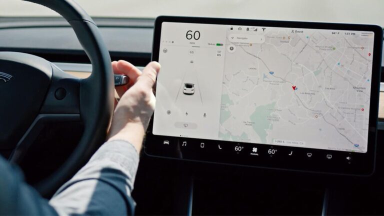 Tesla tvrdí, že výmena FSD hardvéru je nemožná. Šikovný kutil v garáži jej ukázal opak