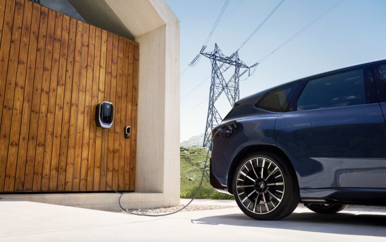Koniec drahej elektrickej energie: V2G z elektromobilov robí výnosné investície