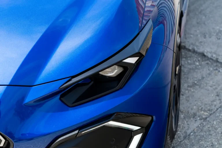 Famózne, toto benzínové auto vyučuje hybridy a podvozkom drví konkurenciu
