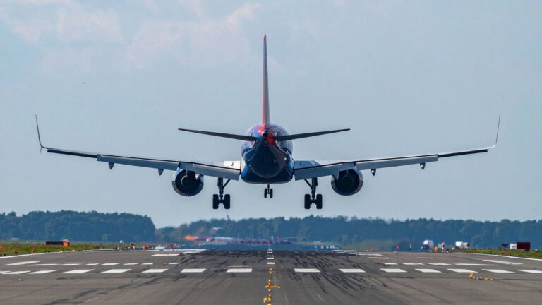 Boeing mení lietadlá, aby pristáli. Problém 72-metrových krídel