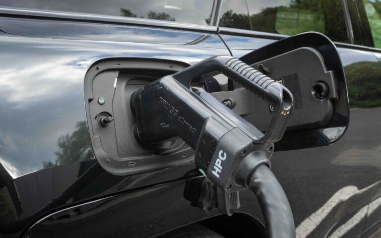 Pri nabíjaní sa stratí množstvo energie: Elektromobily v tomto na spaľováky strácajú