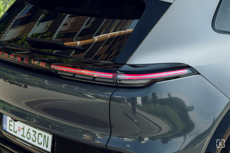 Ferrari za 40 miliónov, obrie elektrické lietadlo, obmedzenia nabíjania a test slovenského Porsche | Prehľad týždňa