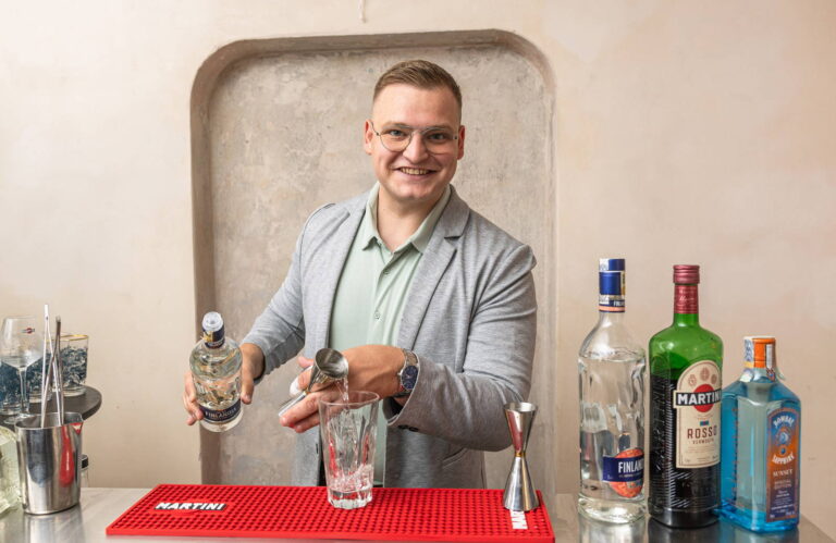 Leto v znamení ľahkosti, sviežosti a kvalitných ingrediencií. Aké kokteily tento rok dominujú? - AUTOVINY.sk