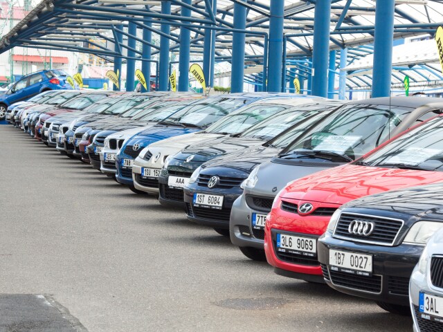Nákup jazdeného auta na Slovensku sa komplikuje: Na vozidlo potrebujeme viac platov ako pred rokmi - Poradňa - Auto - pravda.sk