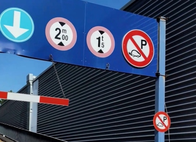 Veľký obchodný reťazec zavrel parkovacie rampy elektromobilom - Magazín - Auto - pravda.sk