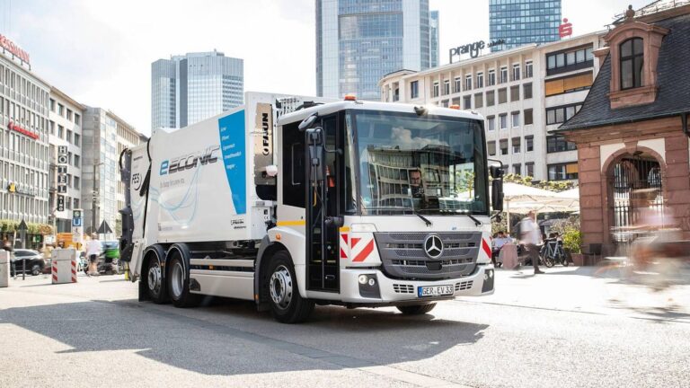 Stuttgart nasadzuje elektrické smetiarske autá. Budú mať vlastnú solárnu elektráreň