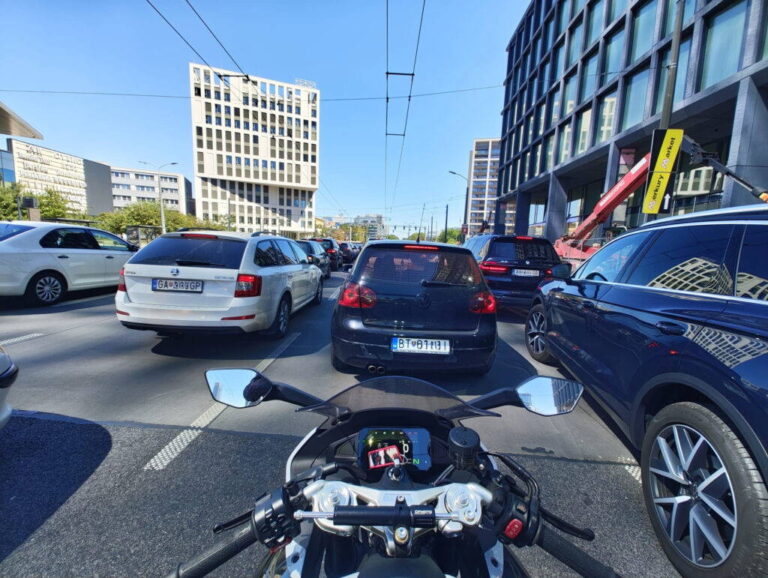 Môžem predbiehať kolónu na motorke? Česi v tom majú jasno, my to máme ale inak - AUTOVINY.sk