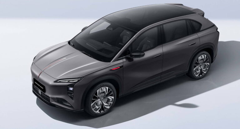 Čínske perpetuum mobile? Hongqi EHS7 má solárnu strechu - AUTOVINY.sk