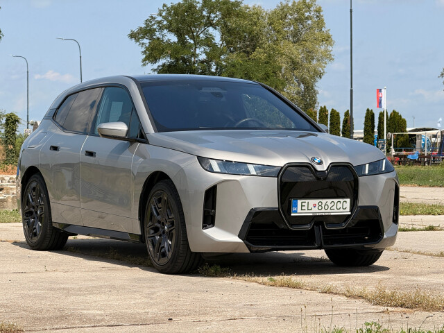 Test: BMW iX xDrive60. Jazdí ako limuzína, zrýchľuje ako športiak a stojí ako byt - Testy - Auto - pravda.sk