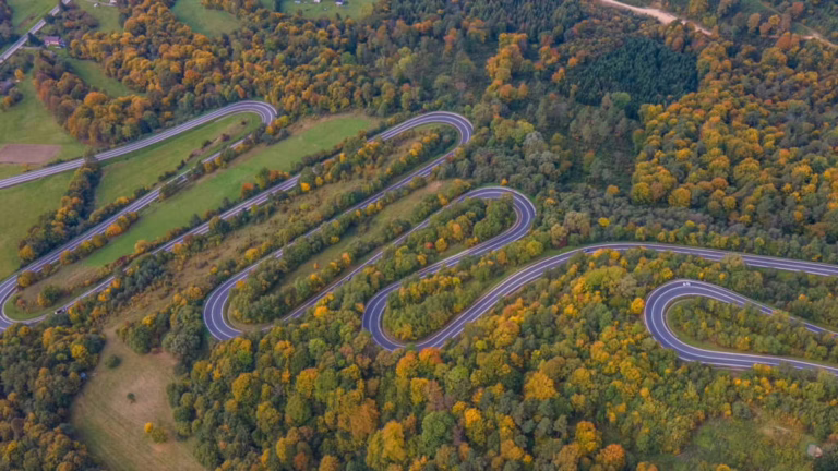 Najkľukatejšia cesta kúsok od Slovenska. Na 7 km má 18 ostrých zákrut