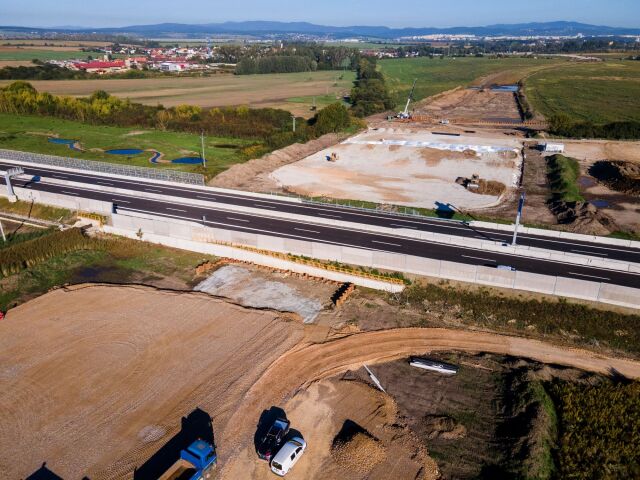 Košickú R4 čaká niekoľkodňová uzávera. Prebehne výstavba mosta nad rýchlostnou cestou - Doprava - Auto - pravda.sk