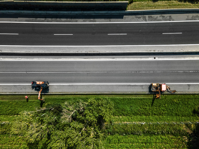 NDS: Letná údržba diaľnic je v polovici. Vyčistených je už 400 km žľabov - Doprava - Auto - pravda.sk