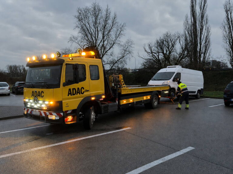 Zlodeji vyrážajú na cesty v žltých odťahovkách. Pozor na falošnú pomoc - AUTOVINY.sk