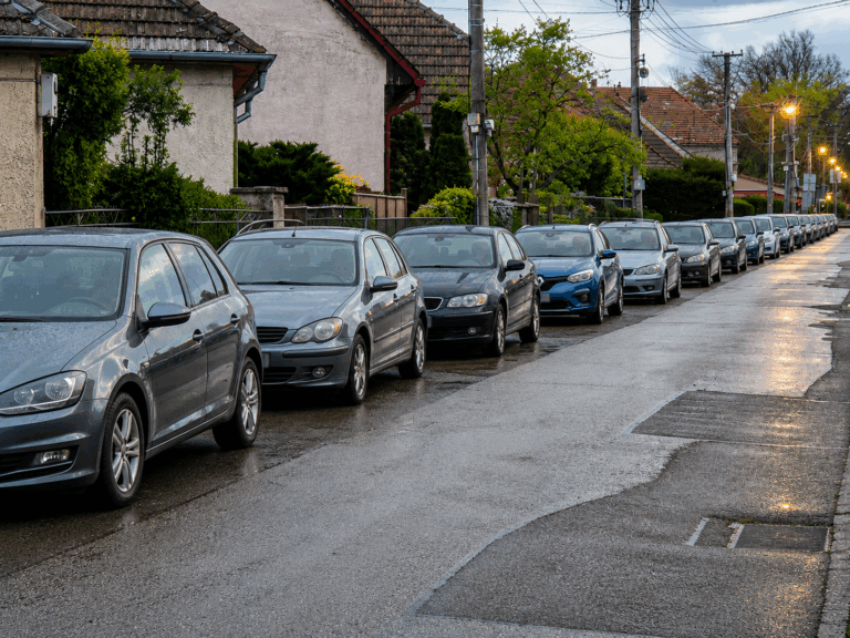 Aké pravidlá platia pre parkovanie pred domom? Musíte mať označený pozemok? - AUTOVINY.sk