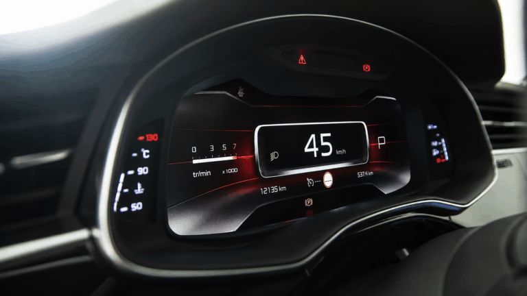 Prekročil rýchlosť o 13 km/h. Pokuta 1 785 eur, je to známa osobnosť