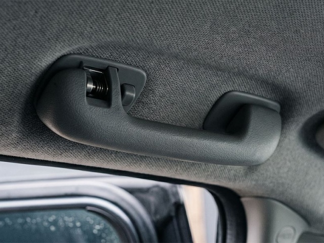 Prečo z áut miznú stropné madlá: Naozaj na nich automobilky toľko ušetria? - Magazín - Auto - pravda.sk