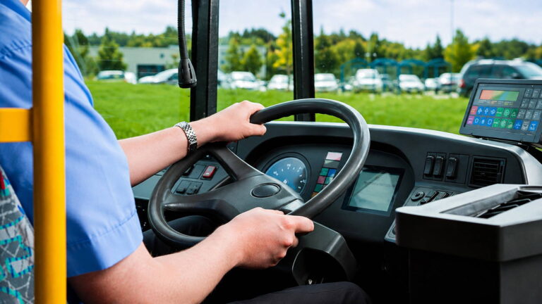 Autobusy budú šoférovať ľudia bez ruky. Chýba 37-tisíc vodičov