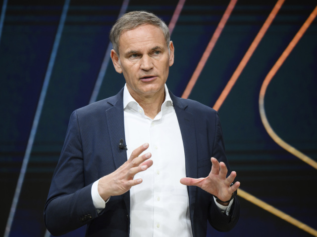 Volkswagen čaká najväčšia premena v histórii. Keď generálny riaditeľ predstúpil pred 10-tisíc ľudí, začali bučať - Novinky - Auto - pravda.sk