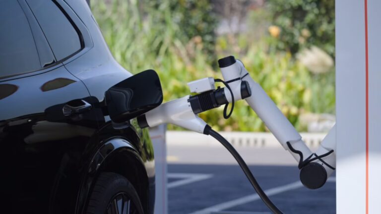 Geely odpálilo nabíjanie elektromobilov: 2 250 kW a 70 percent za 4,5 minúty - AUTOVINY.sk